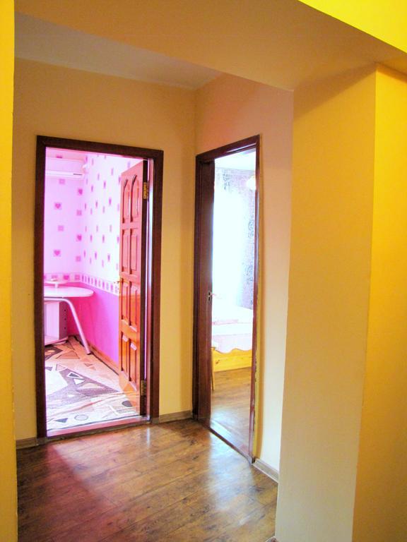 Guest House On Kaldaiakova 38 Almaty Ngoại thất bức ảnh