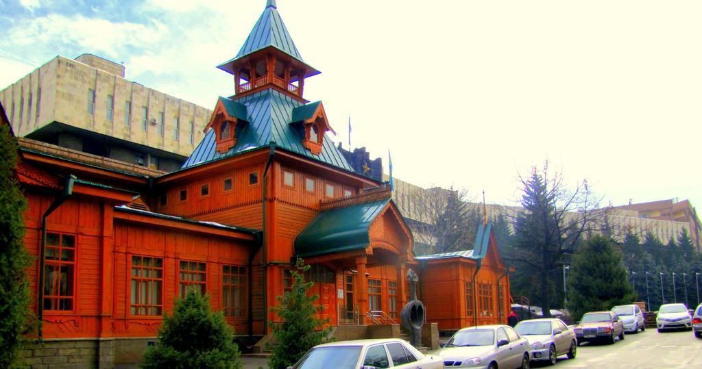 Guest House On Kaldaiakova 38 Almaty Ngoại thất bức ảnh