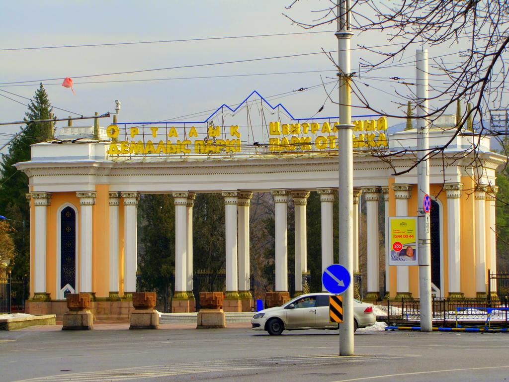 Guest House On Kaldaiakova 38 Almaty Ngoại thất bức ảnh